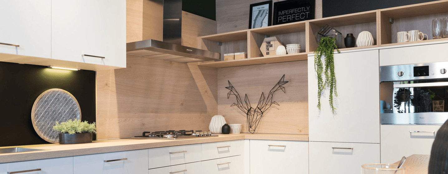 Open keuken-kastjes en planken