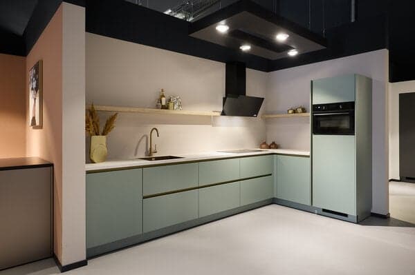 Groene designkeuken met gouden accenten