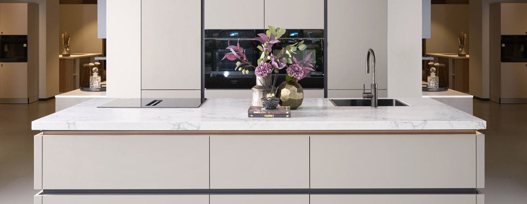Luxe beige taupe keuken eiland Hello Kitchen