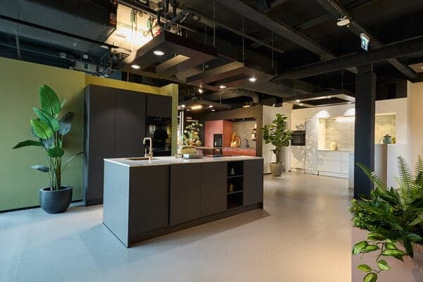 Hello Kitchen Heerlen donkergrijze eilandkeuken