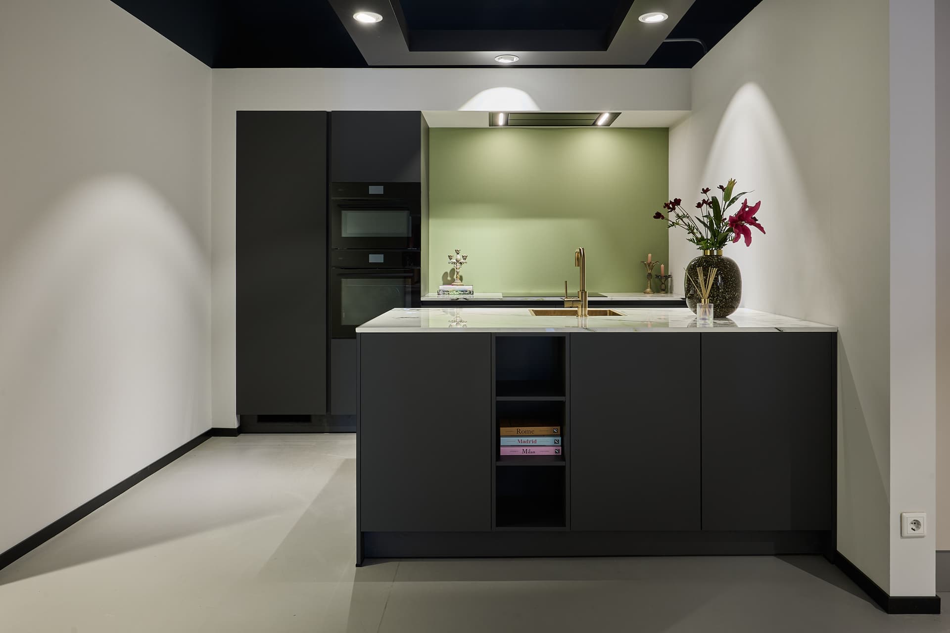 schiereiland-keuken-graphiet-grijs.jpg detailfoto van een Hello Kitchen Keuken met schiereiland