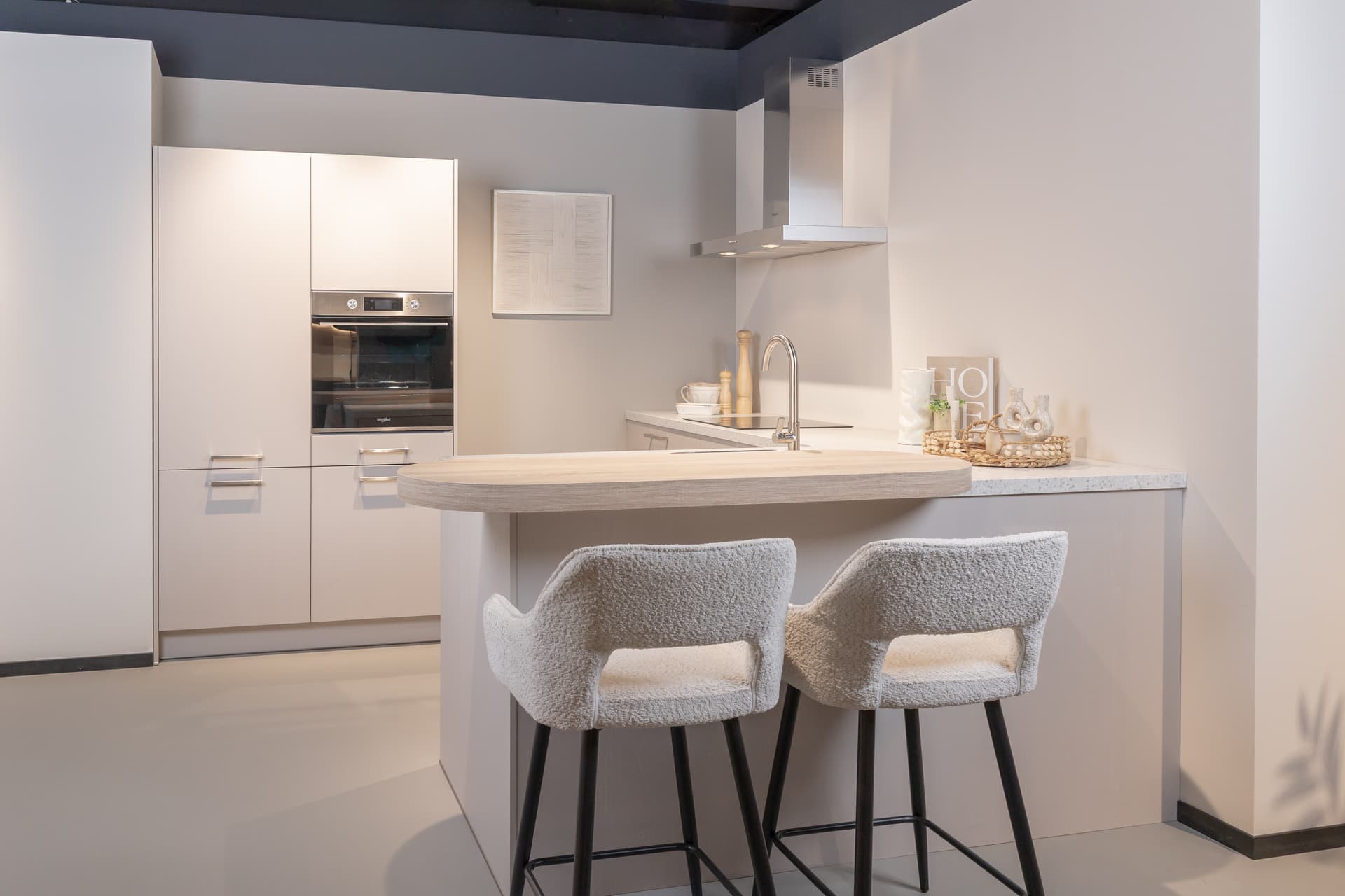 schiereiland-keuken-kashmir-kleur-keuken-houtrepro-fronten.jpg detailfoto van een Hello Kitchen Keuken met schiereiland